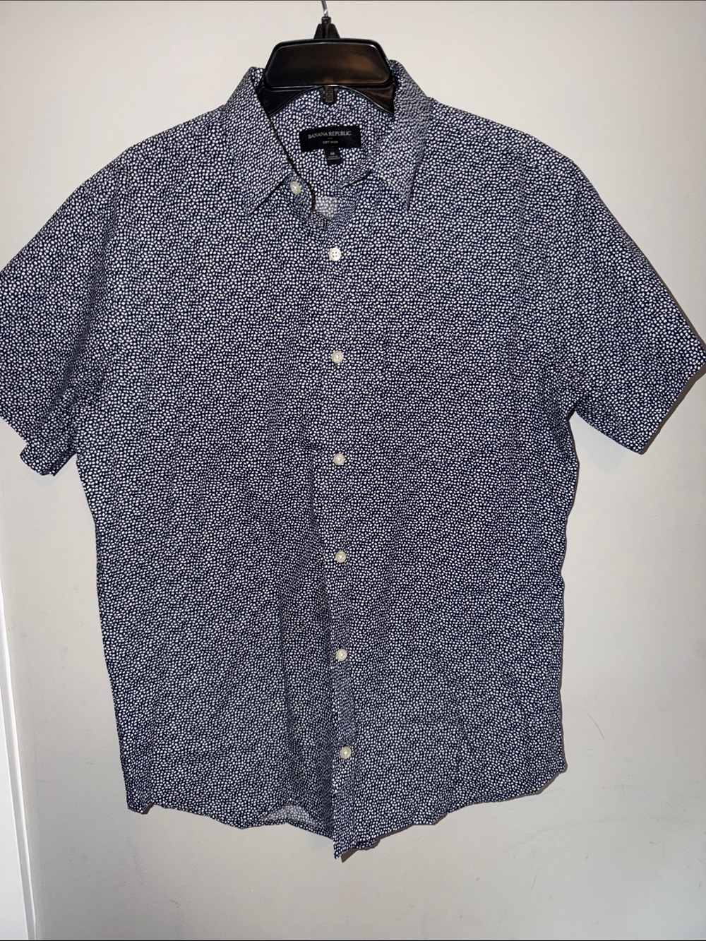 Men’s Banana Republic Navy and White Micro geo print Button-Up size M